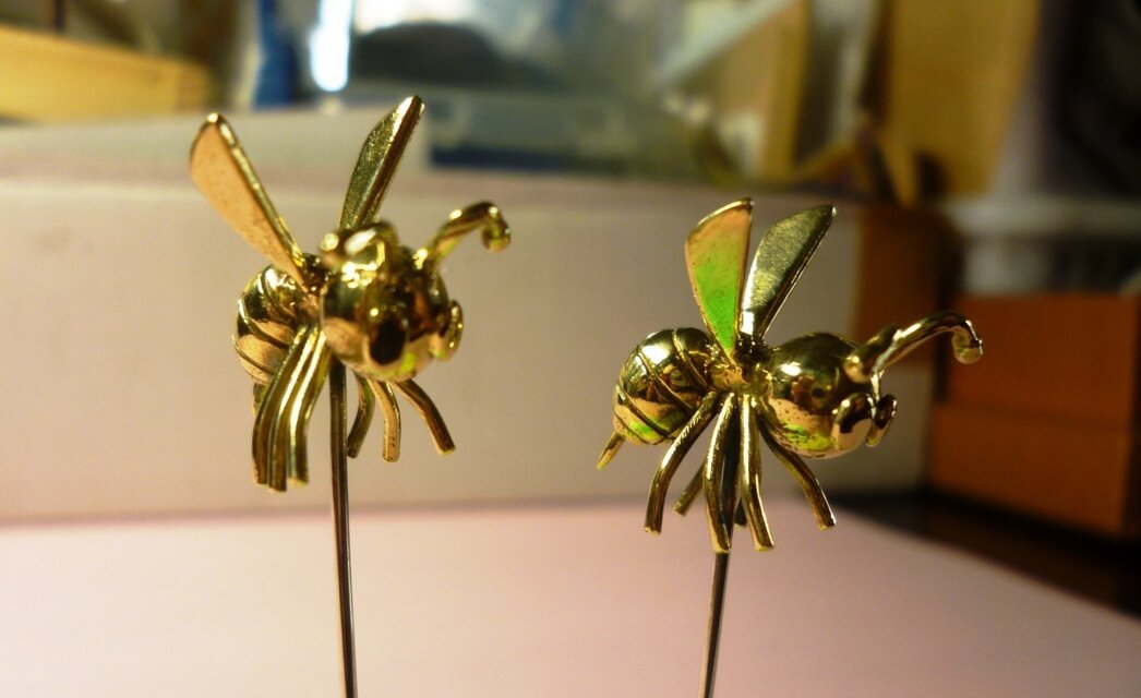 佐藤養蜂場ハットピン（真鍮）