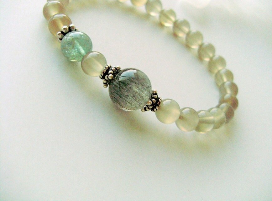 *ブルールチルとブルーアパタイト・ムーンストーンのブレスレット