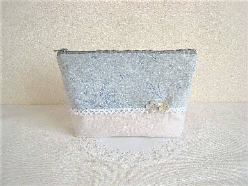 かわいいフラワーモチーフ付きブーケ柄のポーチ