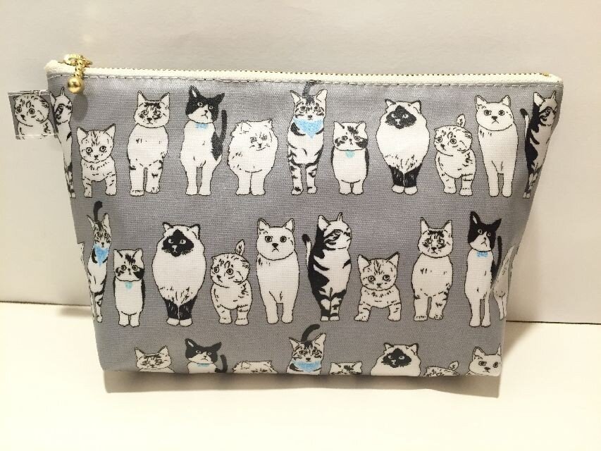 おすまし猫ちゃん　ラミネートポーチ　