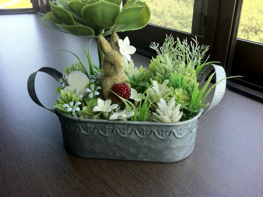 《送料無料》ブリキの庭のウサギさん