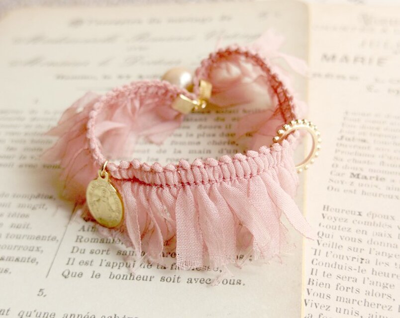 メダイとフリンジのブレスレット（ピンク）