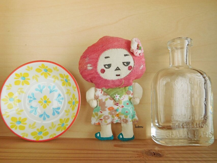 かぶりものドールブローチ　ももよちゃん