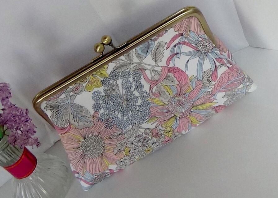 リバティ　がま口コスメポーチ　アンジェリカガーラ