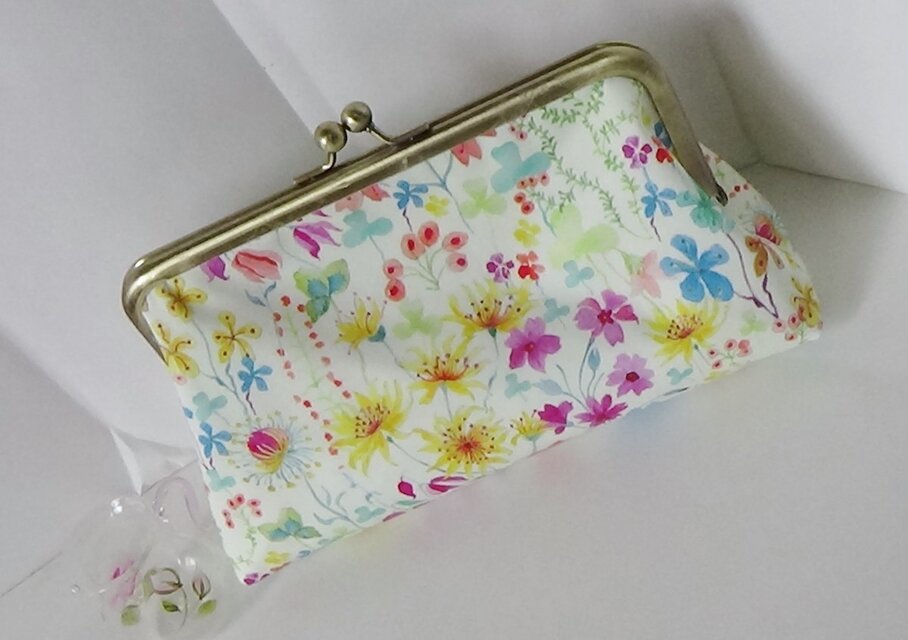 リバティ　がま口コスメポーチ　アンバースポジー