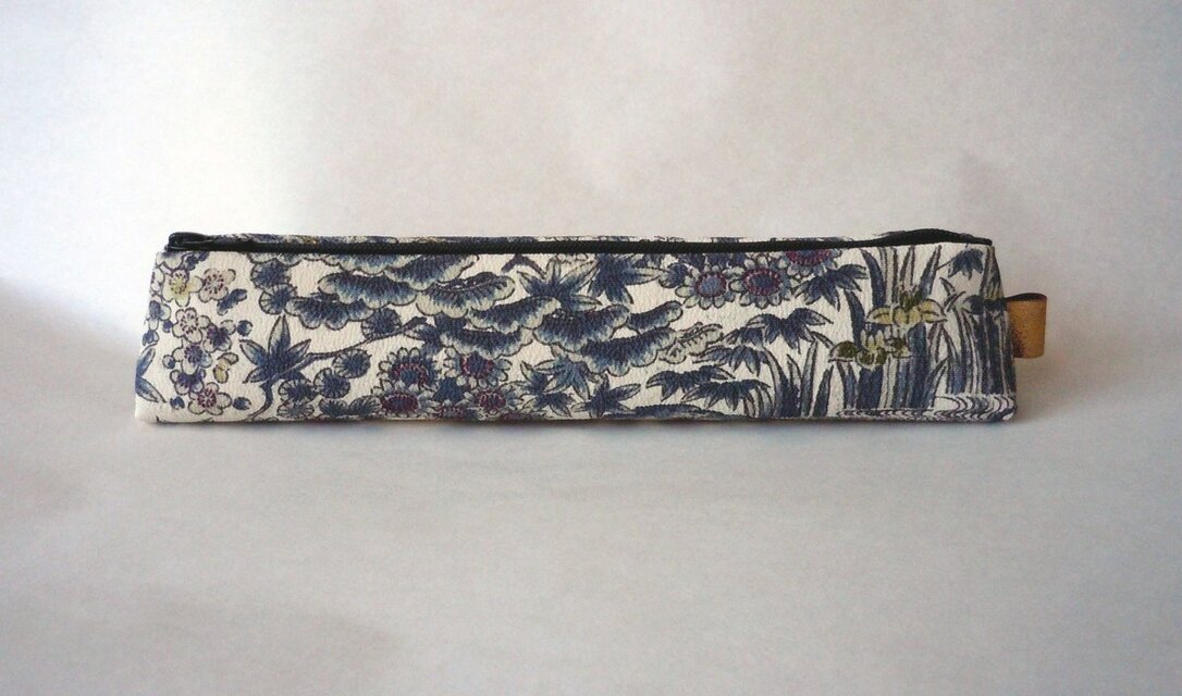 三角ペンケース　青鈍（おあにび）色の小紋～菊に松竹梅