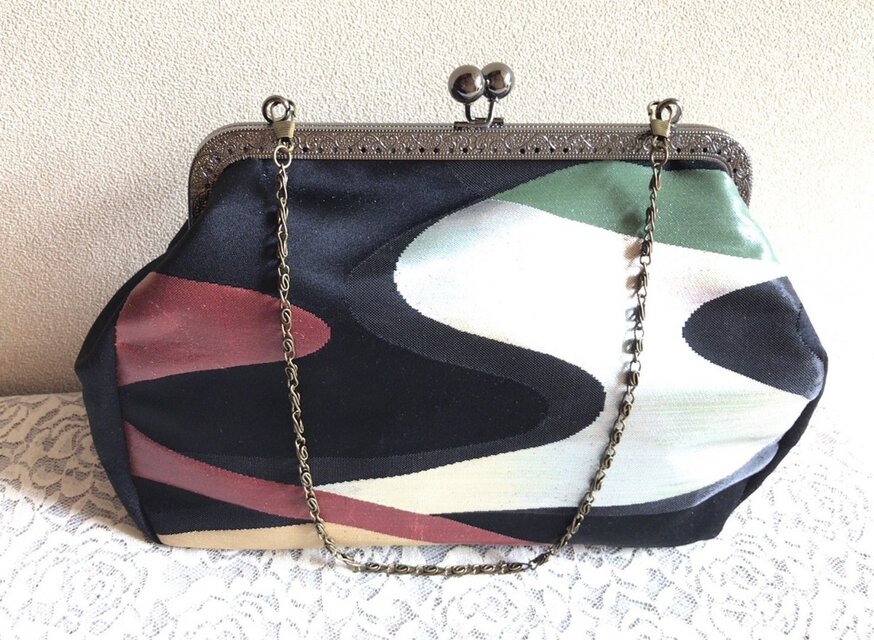 がまぐちバッグ・角型口金　黒繻子地にモダンな波柄