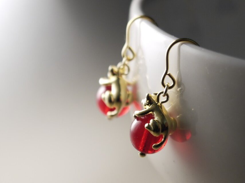 チェコガラスとねこの玉じゃれピアス　まっか