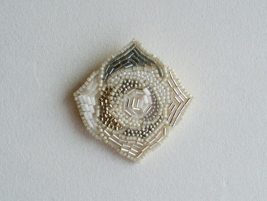 【再々出品‼︎‼︎】白いバラのビーズブローチ Silver