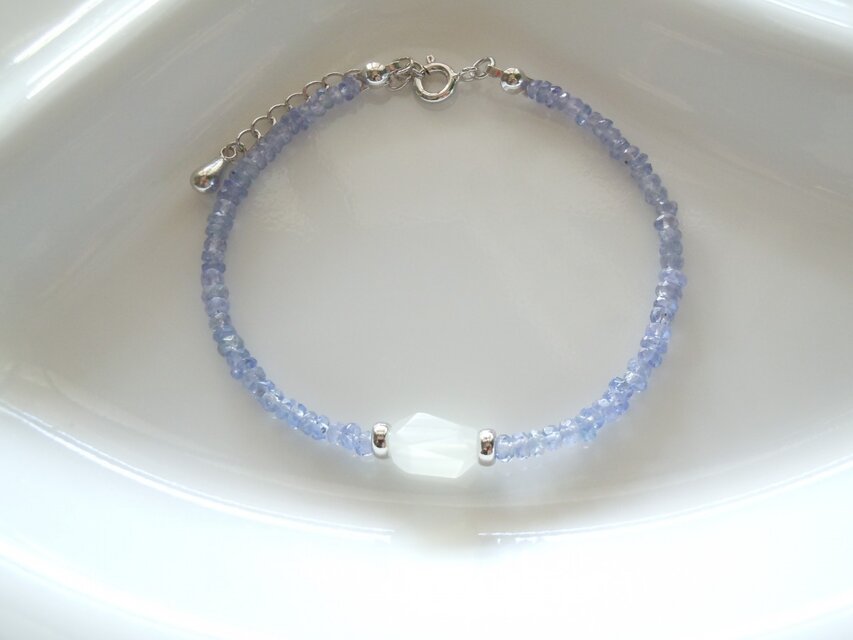 タンザナイトとムーンストーンのブレスレット