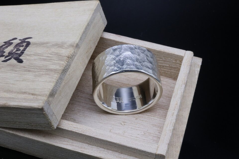 指輪 メンズ : 岩石 丸 鎚目 槌目 リング 12mm幅 シンプル シルバー