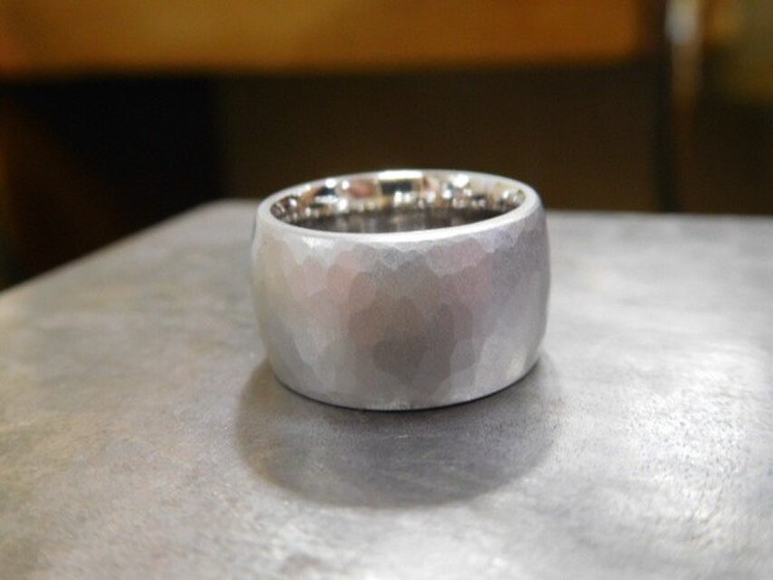 結婚指輪 手作り（鍛造＆彫金）プラチナ製 １０ミリの超極太・最強槌目