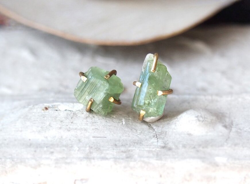 原石のグリーントルマリンのピアス