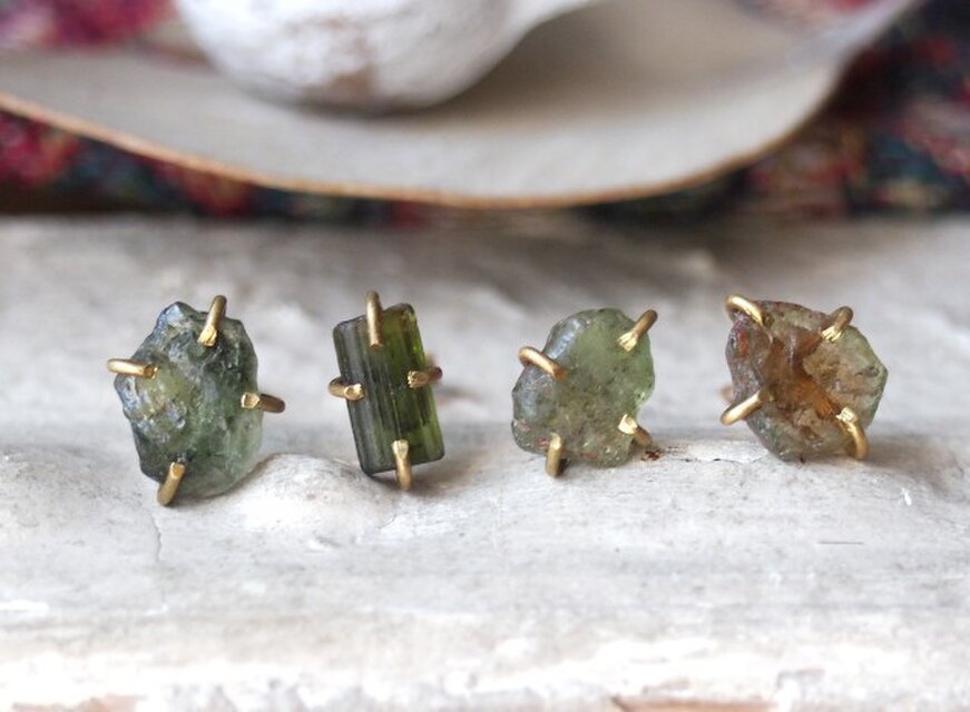 原石のグリーントルマリンのピアス