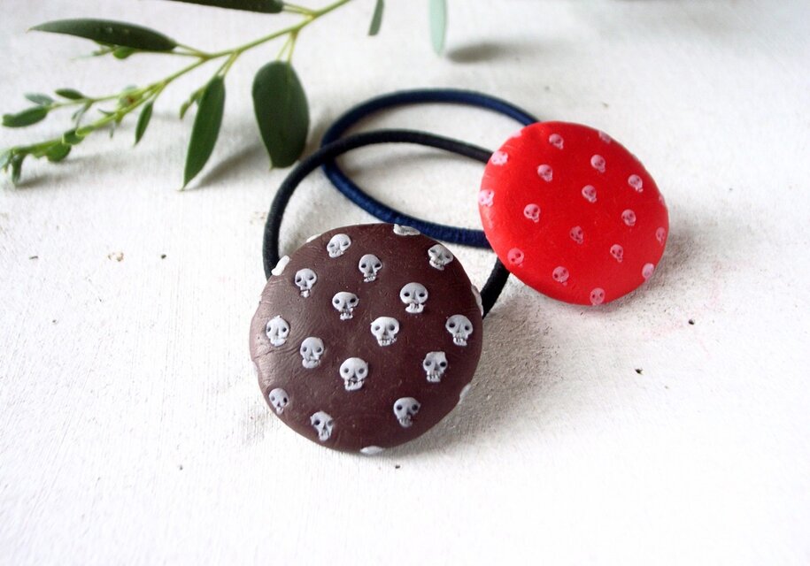 ドットの缶バッチのヘアゴム