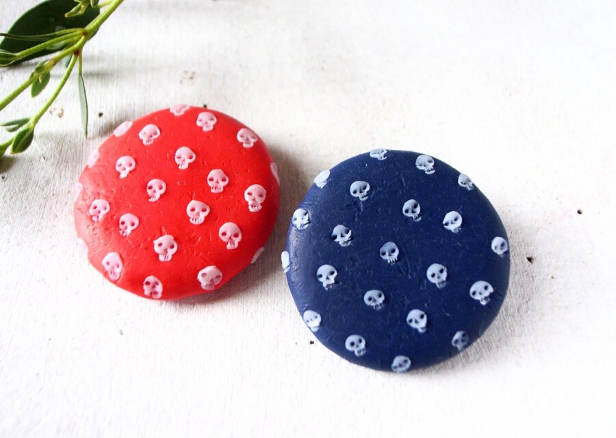 ガイコツドットの缶バッチ（赤と紺　