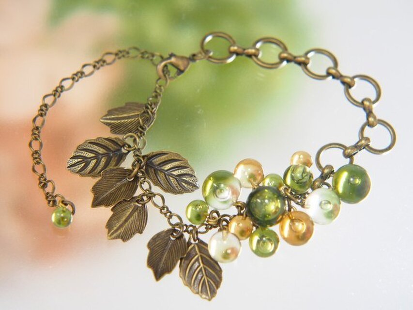 オリーブ色のつぶつぶと葉っぱのブレスレット