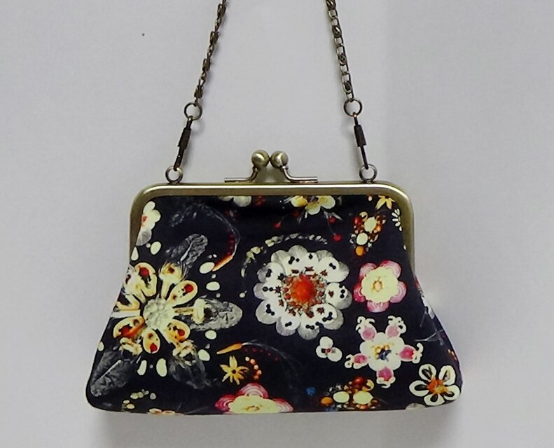 セール品　リバティ新柄　シンクロナイズドディナー　がま口ミニ財布　デジカメケース