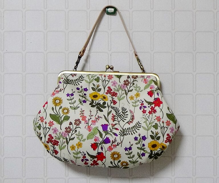 リバティ　がま口２weyふっくらバッグ　新色　ローラワイゼンバーグ