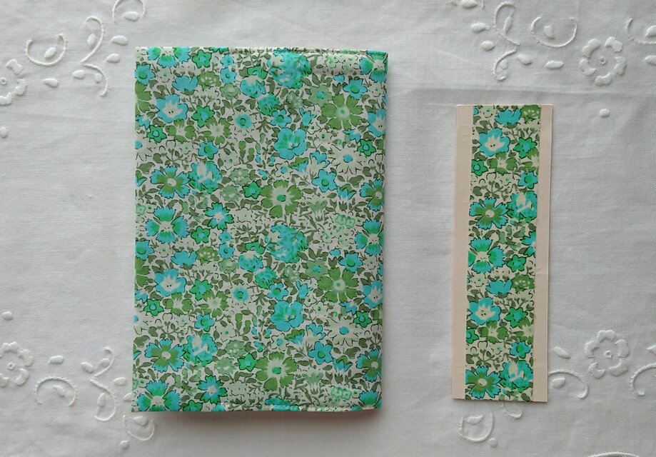 リバティプリント 文庫用（Dora）