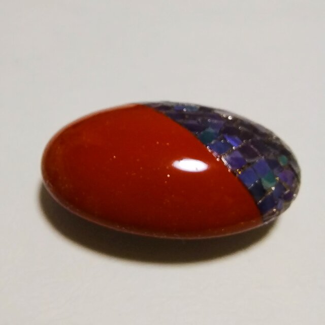 ✨週明けセール✨　帯留めペンダント、螺鈿装飾の漆塗＆赤珊瑚＆天然貝パール 螺鈿と漆塗のモダン帯留め | iichi 日々の暮らしを心地よくする