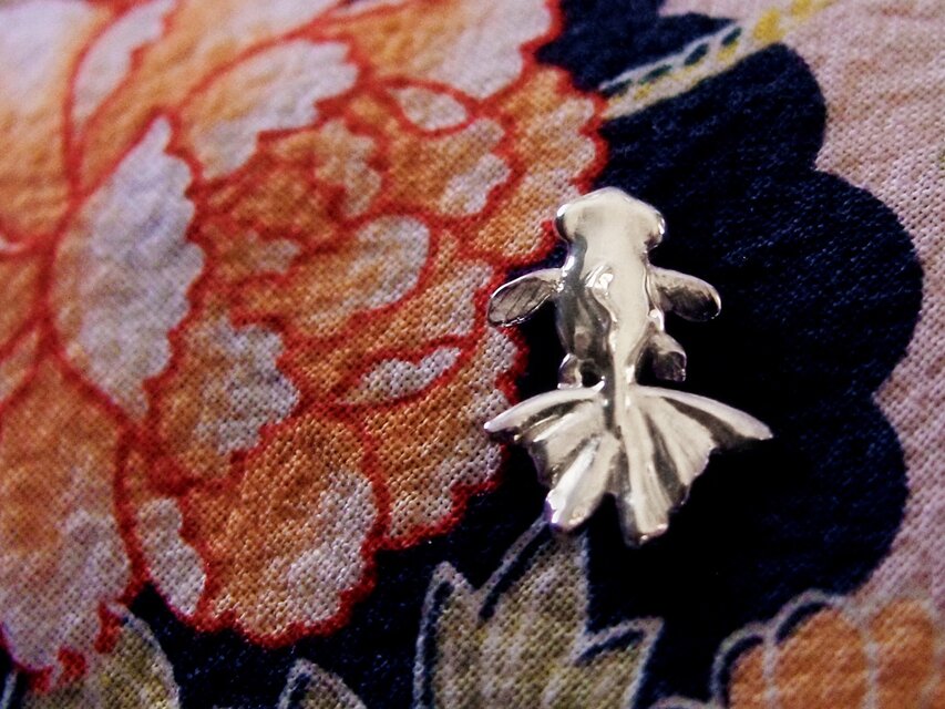 金魚ブローチ出目金(デメキン）銀細工　シルバー925鏡面磨き　