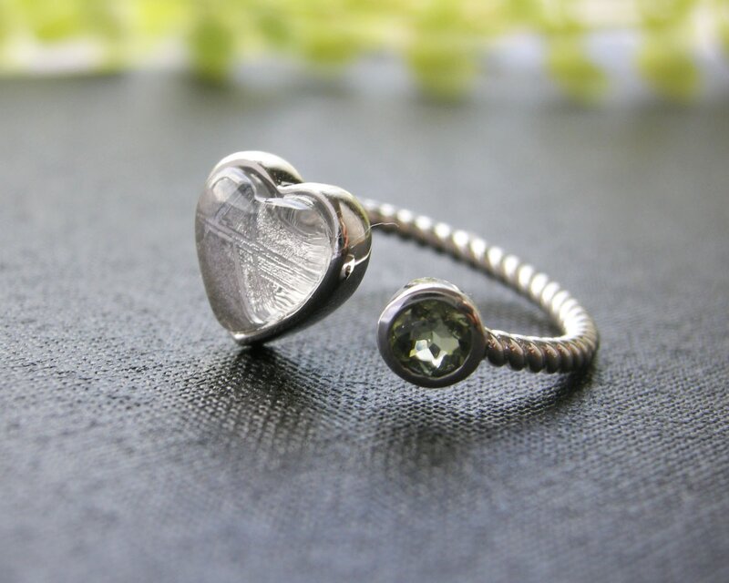 SV925 ハートのギベオン隕石 ＆ モルダバイト / ツイストリング 天然石