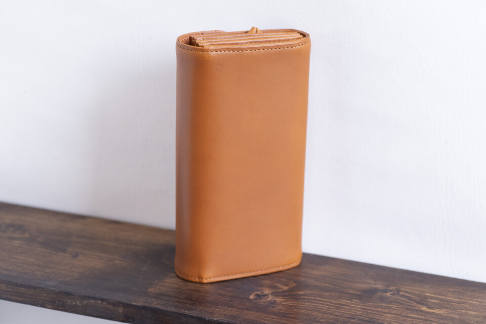 箱あり未使用品✨️　アナスイ　メタルの蝶が存在感大❗️　型押しレザー　折り財布 楽天市場】レザーウォレット メンズ コンチョ付き 長財布 本革