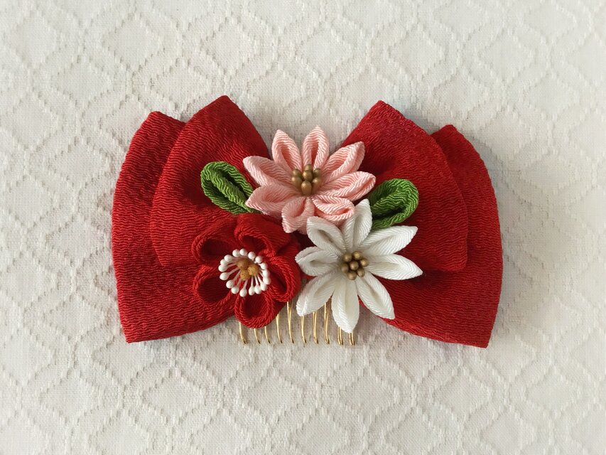 〈つまみ細工〉ちりめんリボンと梅と小菊のコーム(赤)