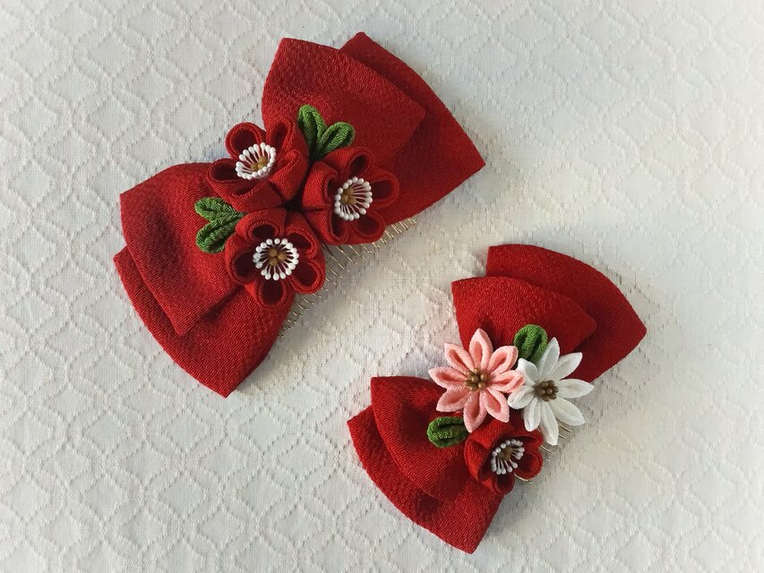 こーちゃページです 小さい和柄のリボン赤いちりめんのお花と下がりつき つまみ細工〉ちりめんリボンと梅と小菊のコーム(赤) | iichi 日々の