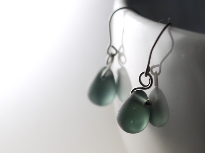 チェコガラスのしずくピアス　にびごおり