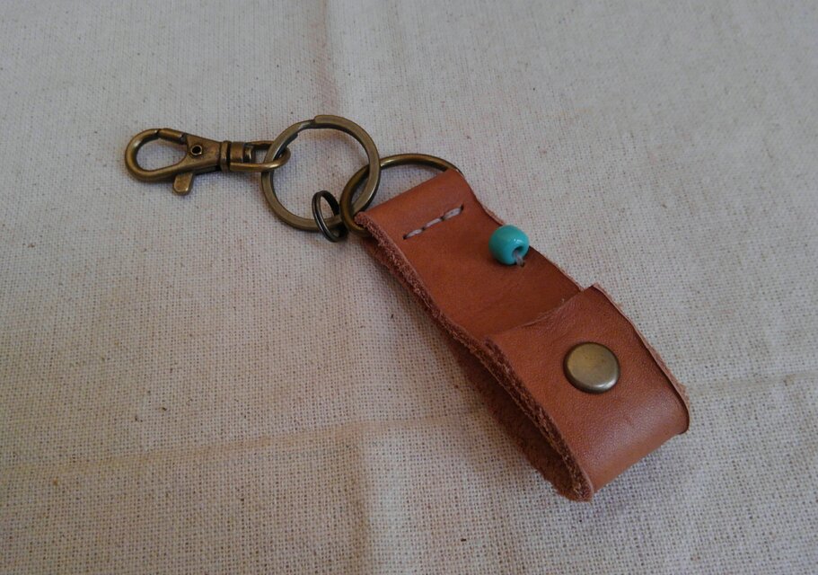ライトブラウン　キーホルダー　ターコイズ