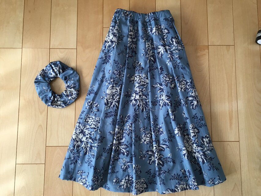 ブルー花柄スカート（お揃い柄シュシュ付き）） | iichi 日々の