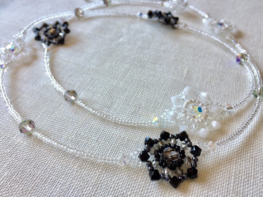 ロングネックレス【Petit Fluer(プチフルール)】ブラック&ホワイト