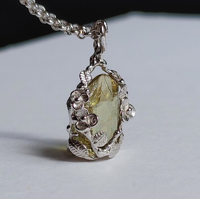 花のカンテラネックレス