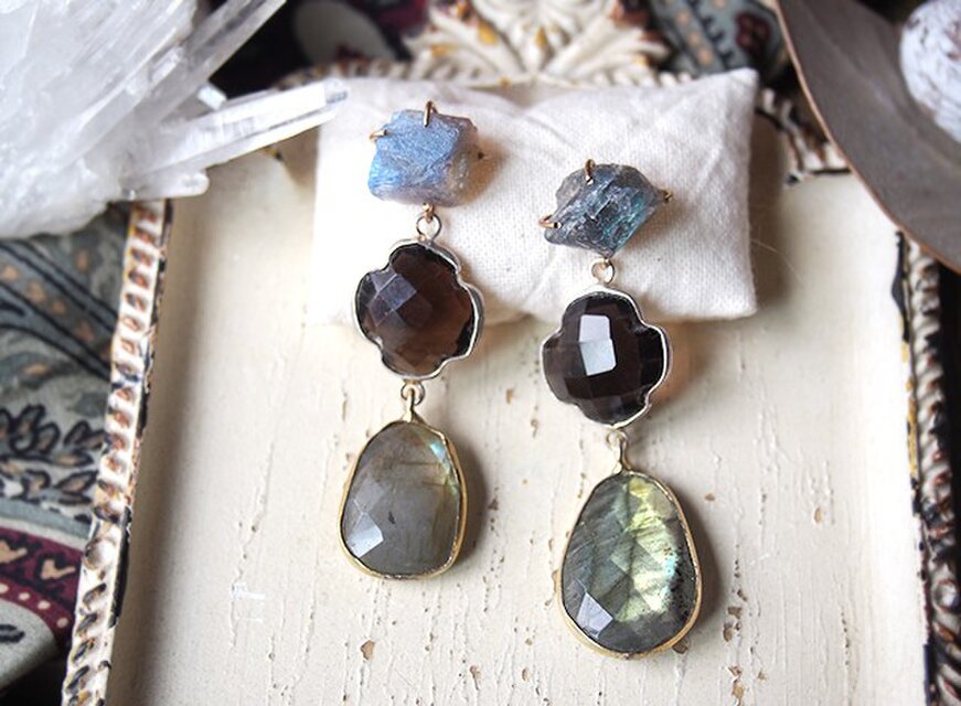 原石のラブラドライト・スモーキークォーツのピアス