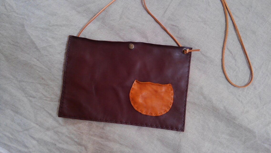 ダークブラウン　スマホポシェット　ミニポケット