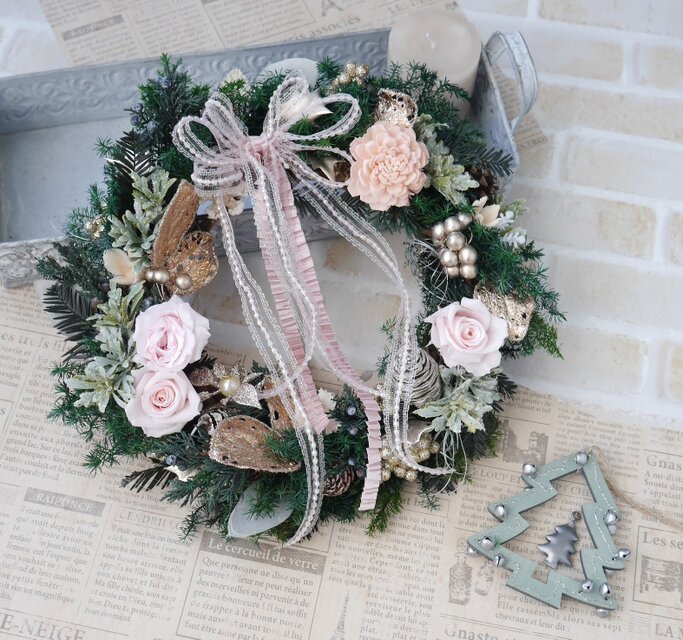 ピンクローズのクリスマスリース