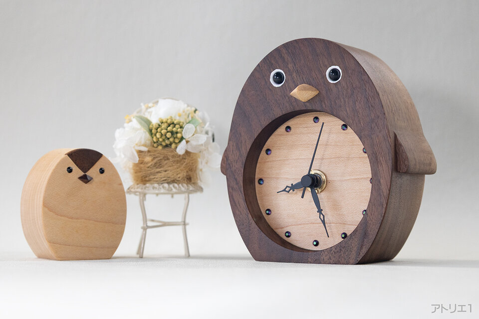 赤ちゃんペンギンがついているブラックウォルナットのペンギンの置き時計【クオーツ時計】