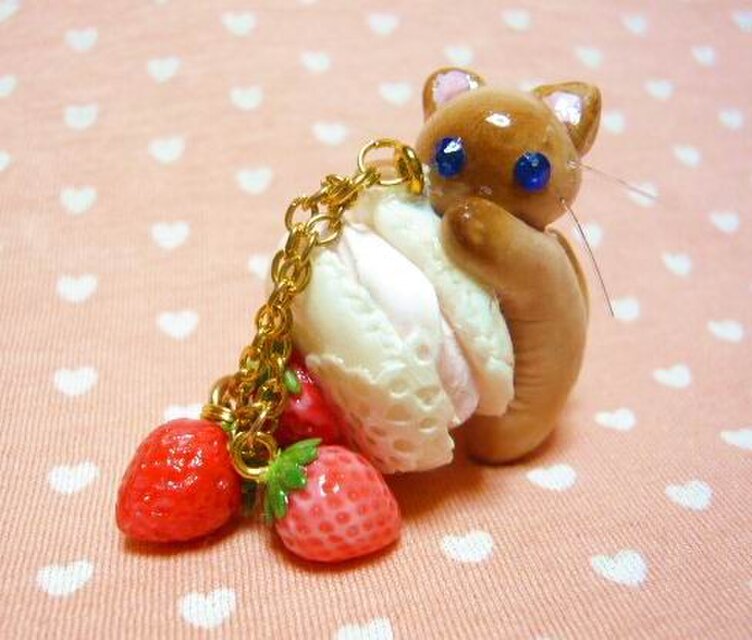 にゃんこのしっぽ○いちごマカロンのストラップ○シャム猫