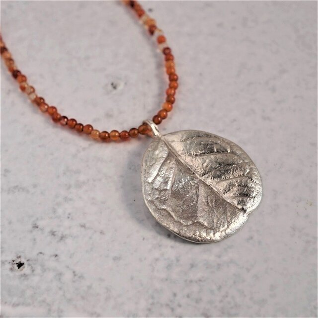 Feijoa leaf necklace (round) {P074SV(NS)}