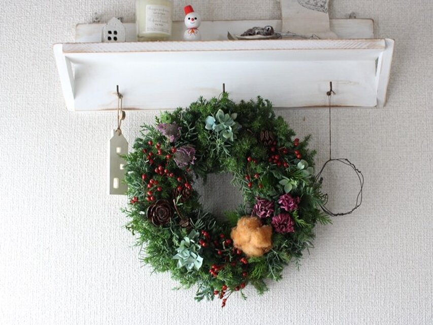 野バラの実と紫の花のクリスマスリース | iichi 日々の暮らしを