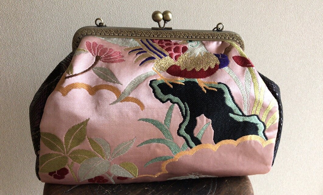 がまぐちバッグ・角型口金  桃色繻子帯地 花鳥柄