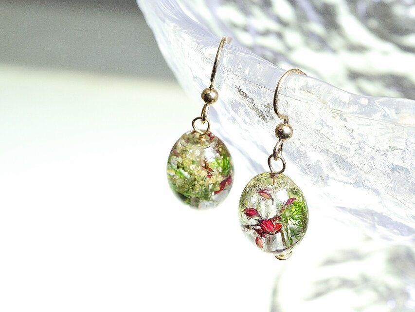 小さな森の花のピアス (ミズヒキ・シラネセンニュウ)・14kgf《イヤリングに交換可》