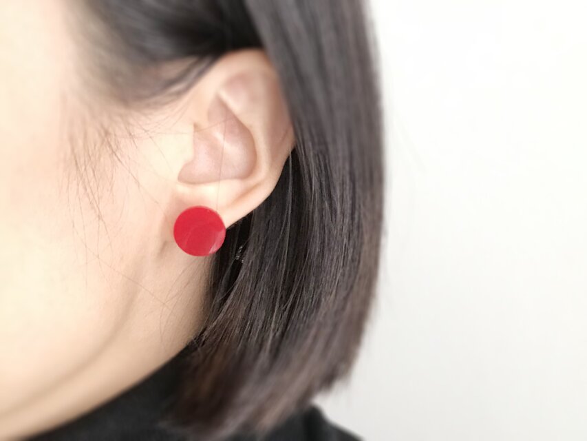 赤い木の実のピアス　チタンピアス