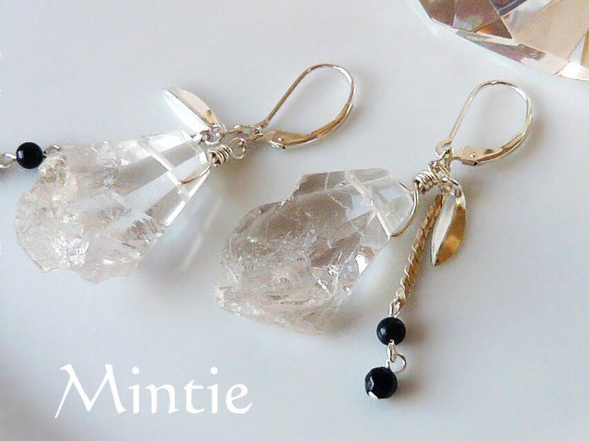 紫金石とクリスタル　氷の結晶ピアス