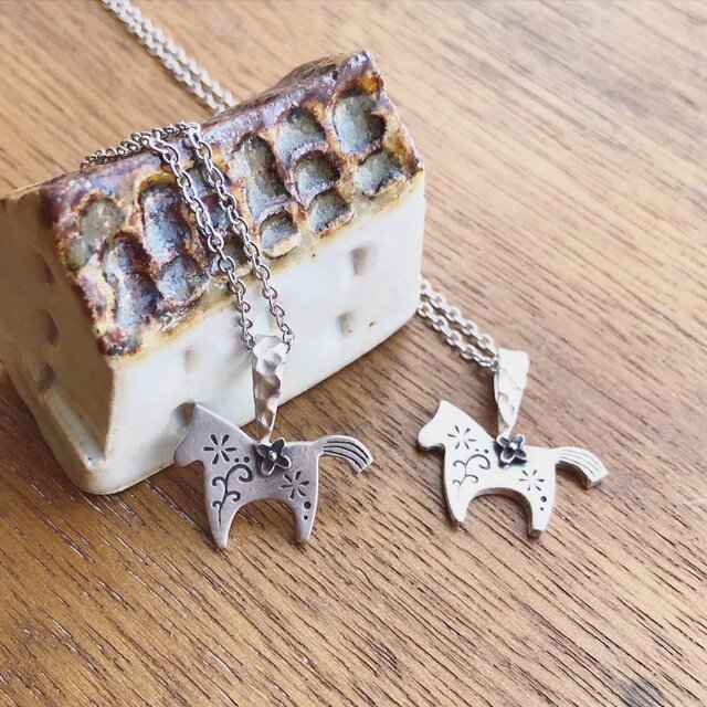 幸せ運ぶダーラナホース | iichi 日々の暮らしを心地よくする