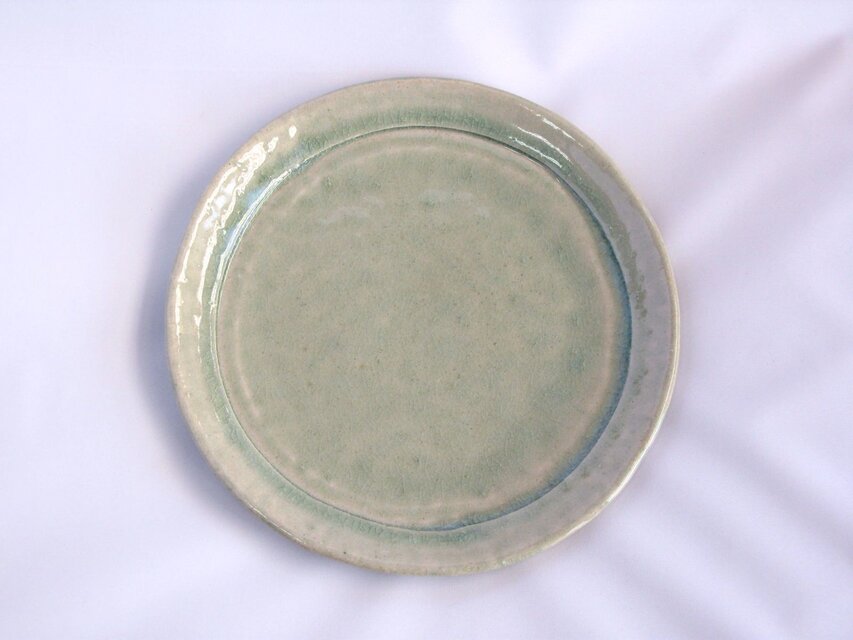 灰釉ふちのあるシンプルな丸皿