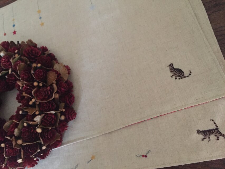 ランチマット2枚セット 猫とオーナメントの刺しゅう