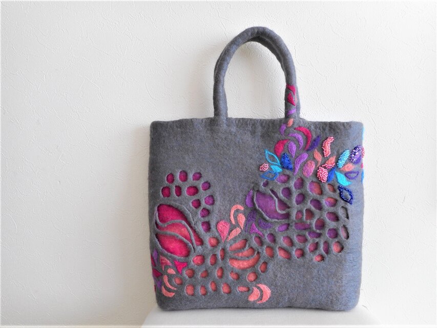 グレー 透かしとビーズ バッグ